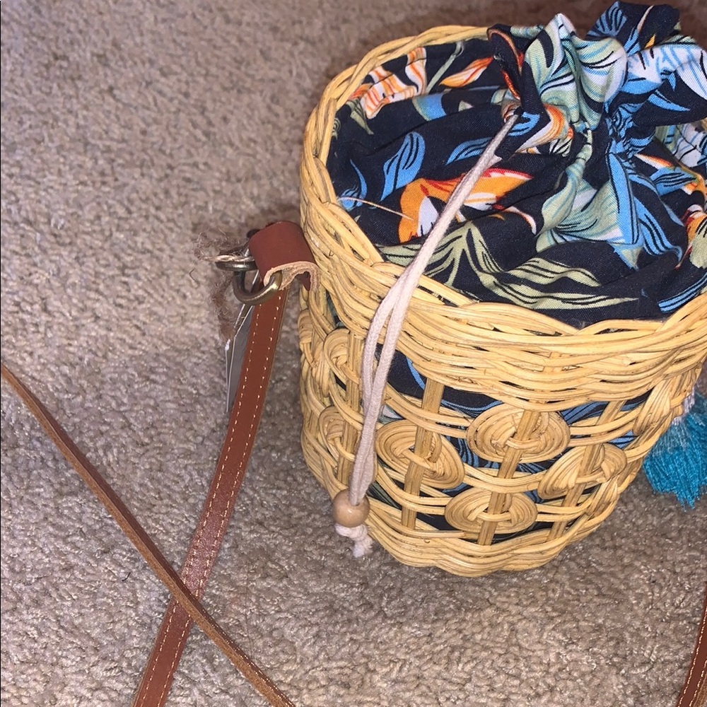 NWT Woven Basket Bag with Tassel Accents and Leather Strap - Picture 5 of 11